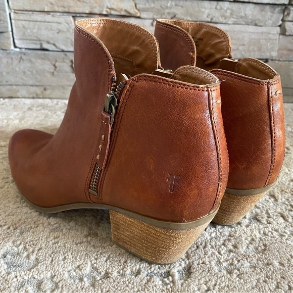 Frye Judith Whisky Brown Cognac Leather Ankle Booties Heeled Boots Dual Zipper:9 - Picture 3 of 13